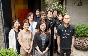 知らない人とも声をかけあえる文化を